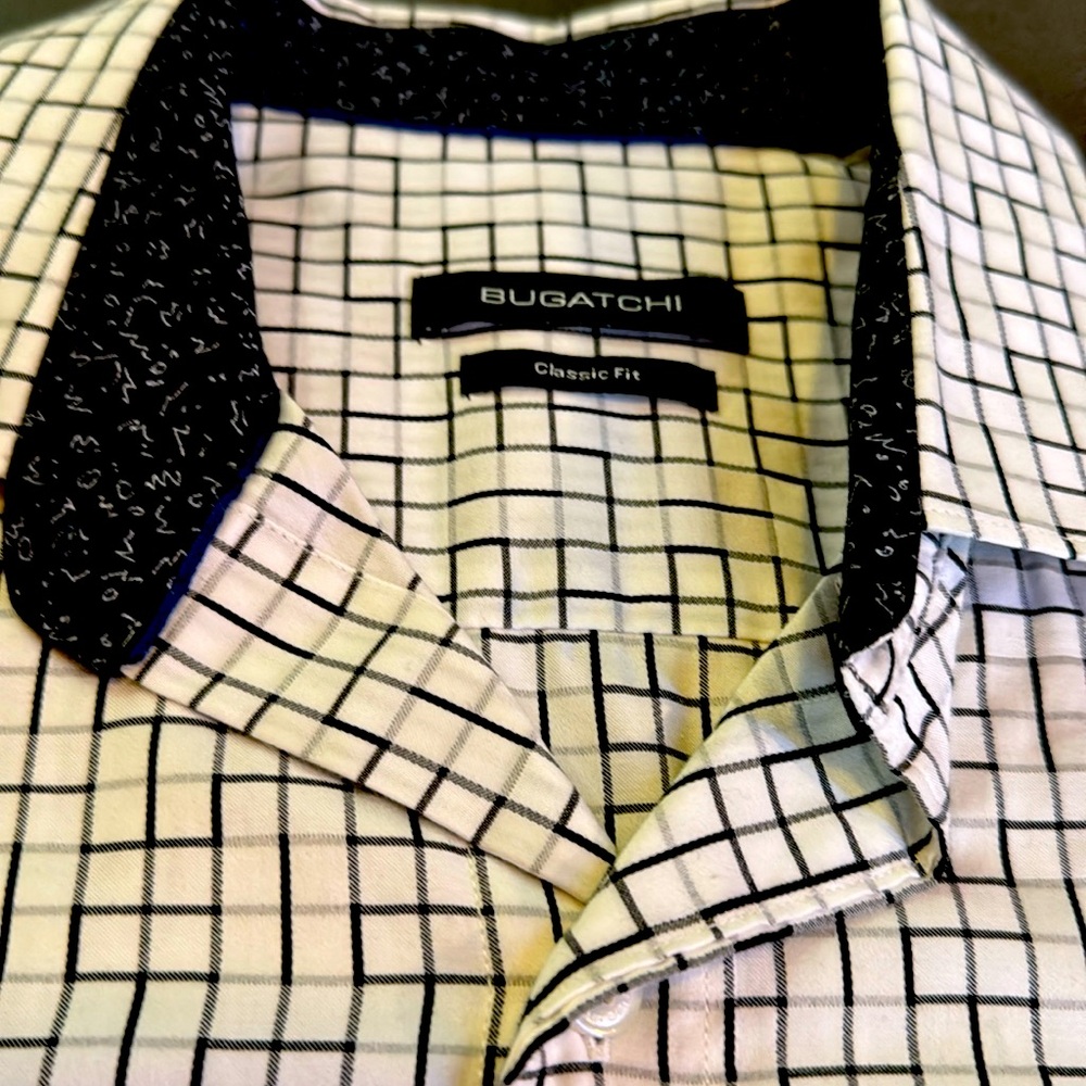 Gently worn.Bugatchi men’s extra large, long sleeve button shirt.